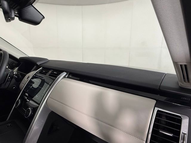 Certified 2025 Land Rover Discovery S image 31