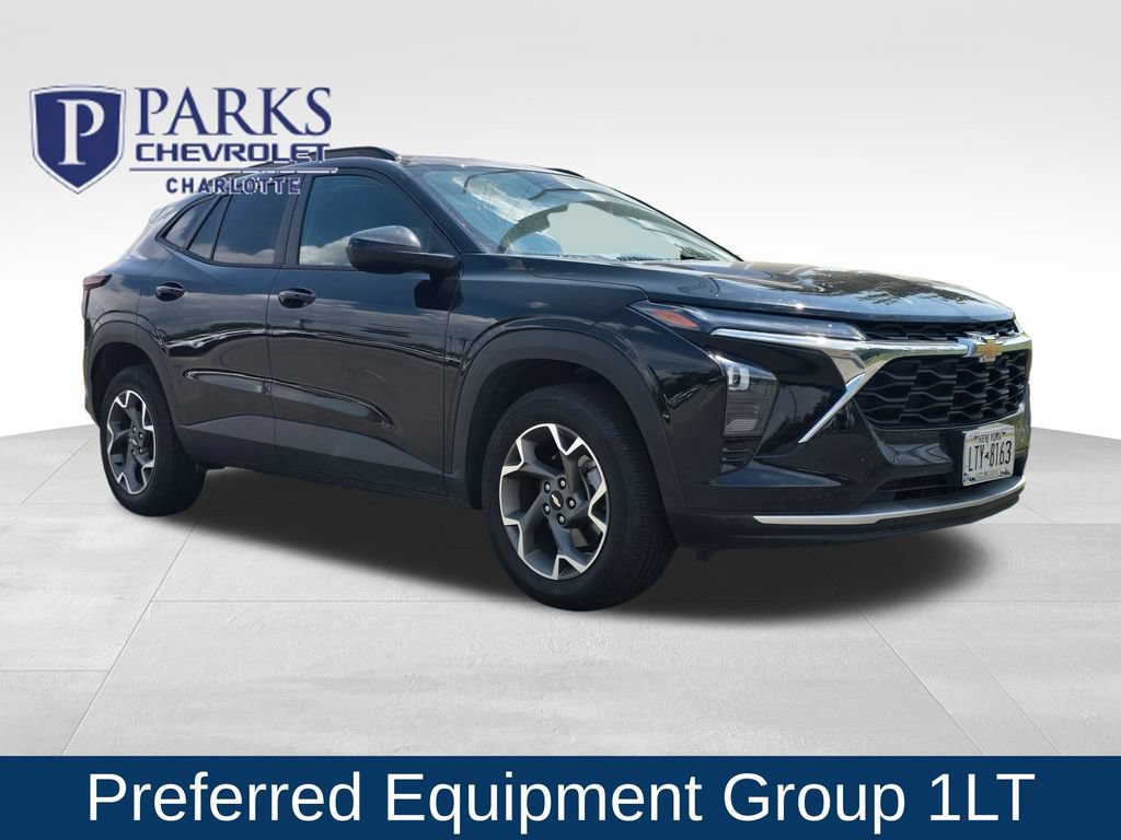Used 2025 Chevrolet Trax LT FWD image 1
