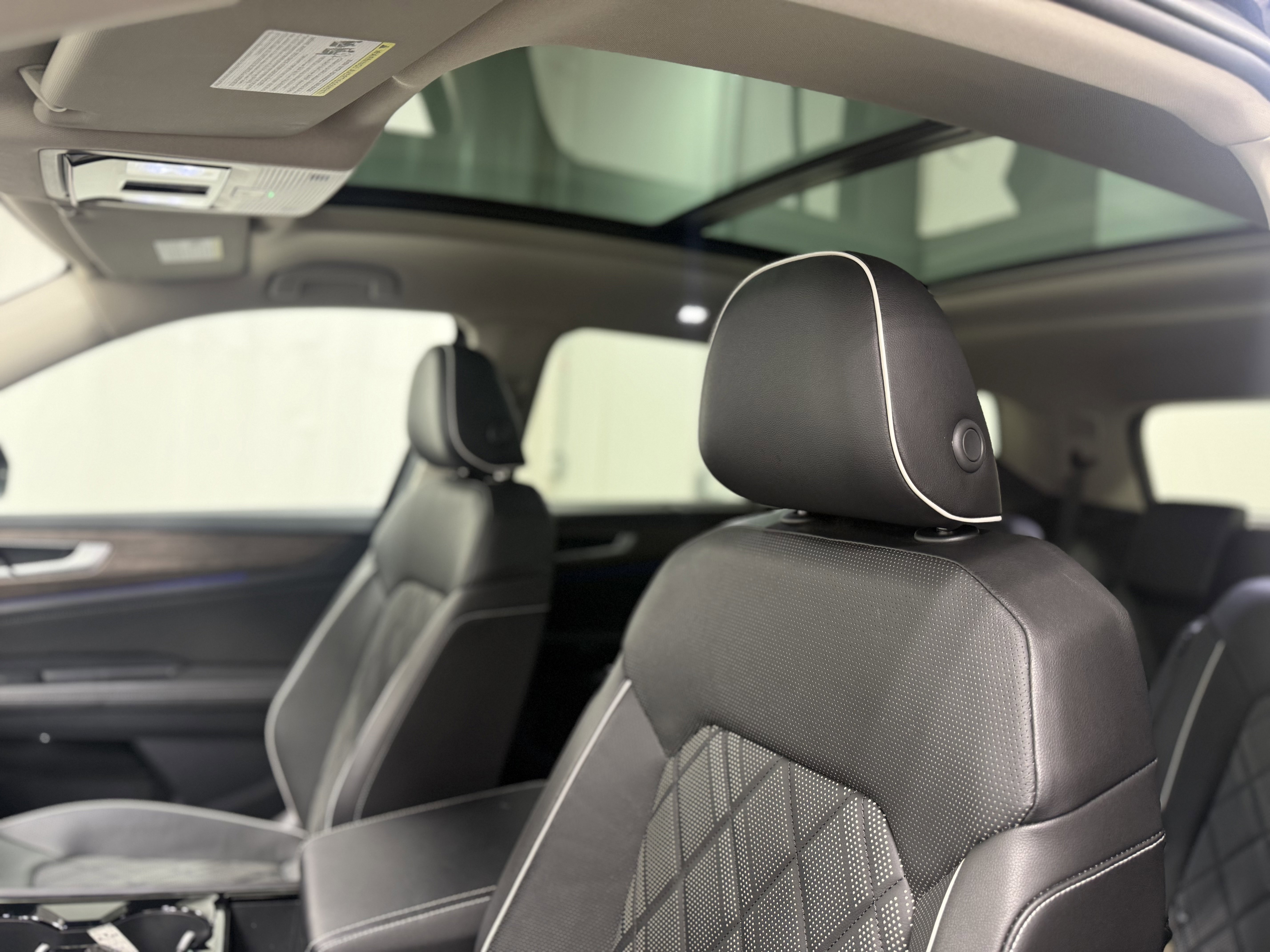 Used 2024 Volkswagen Atlas SEL Premium R-Line image 16