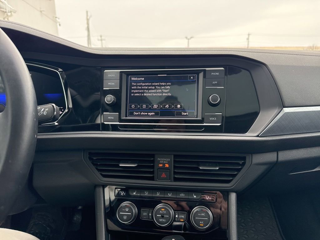 Used 2023 Volkswagen Jetta SE w/ Panoramic Sunroof Package image 23