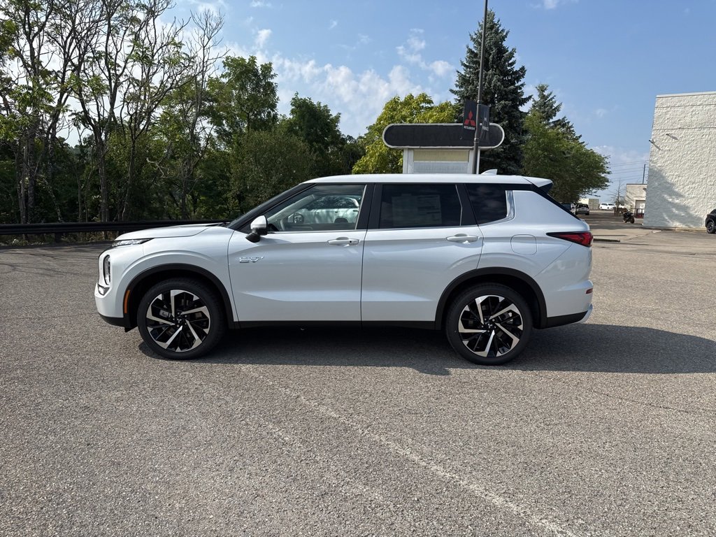 New 2025 Mitsubishi Outlander SE image 15