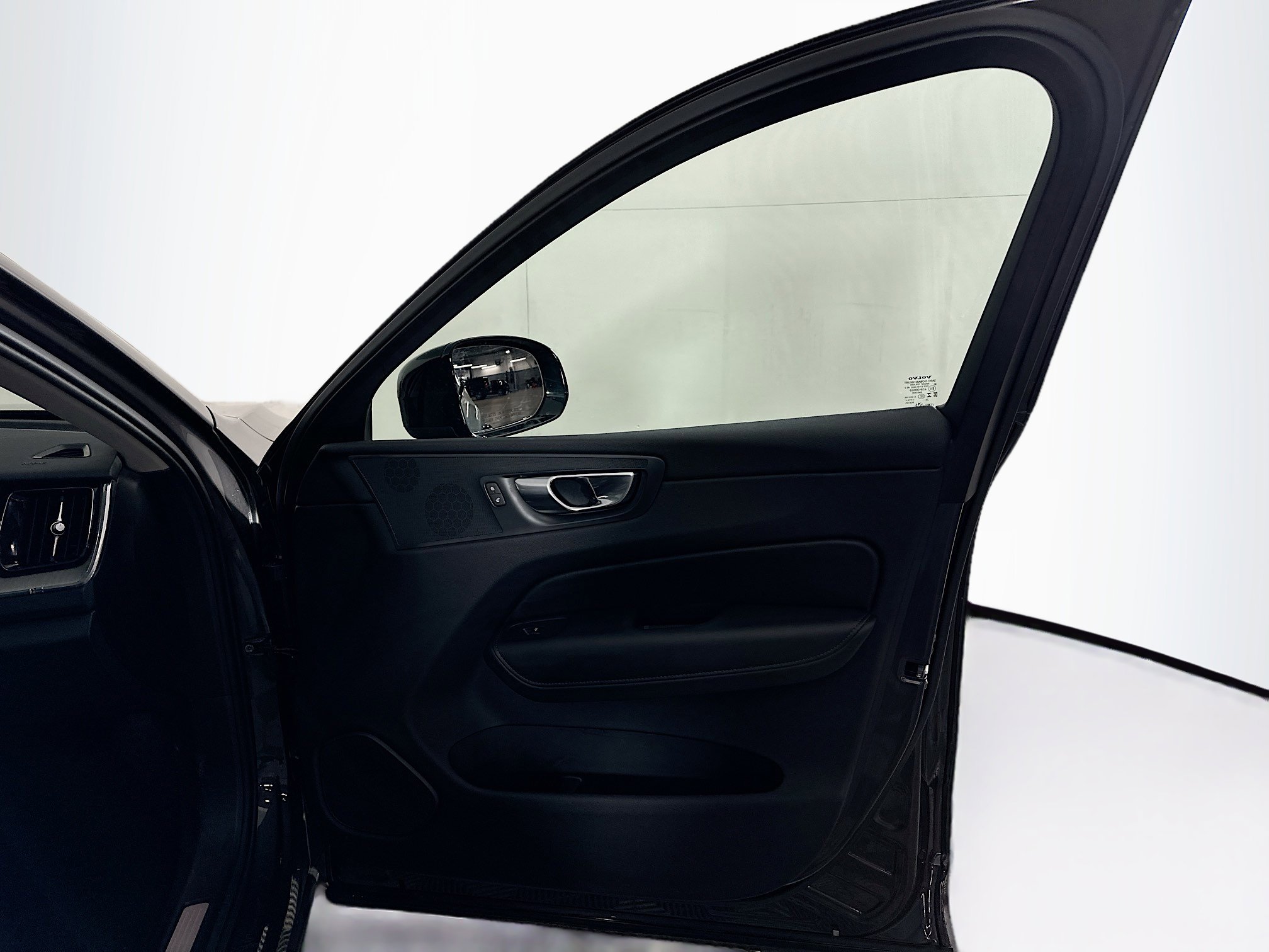 Used 2025 Volvo XC60 B5 Plus image 31