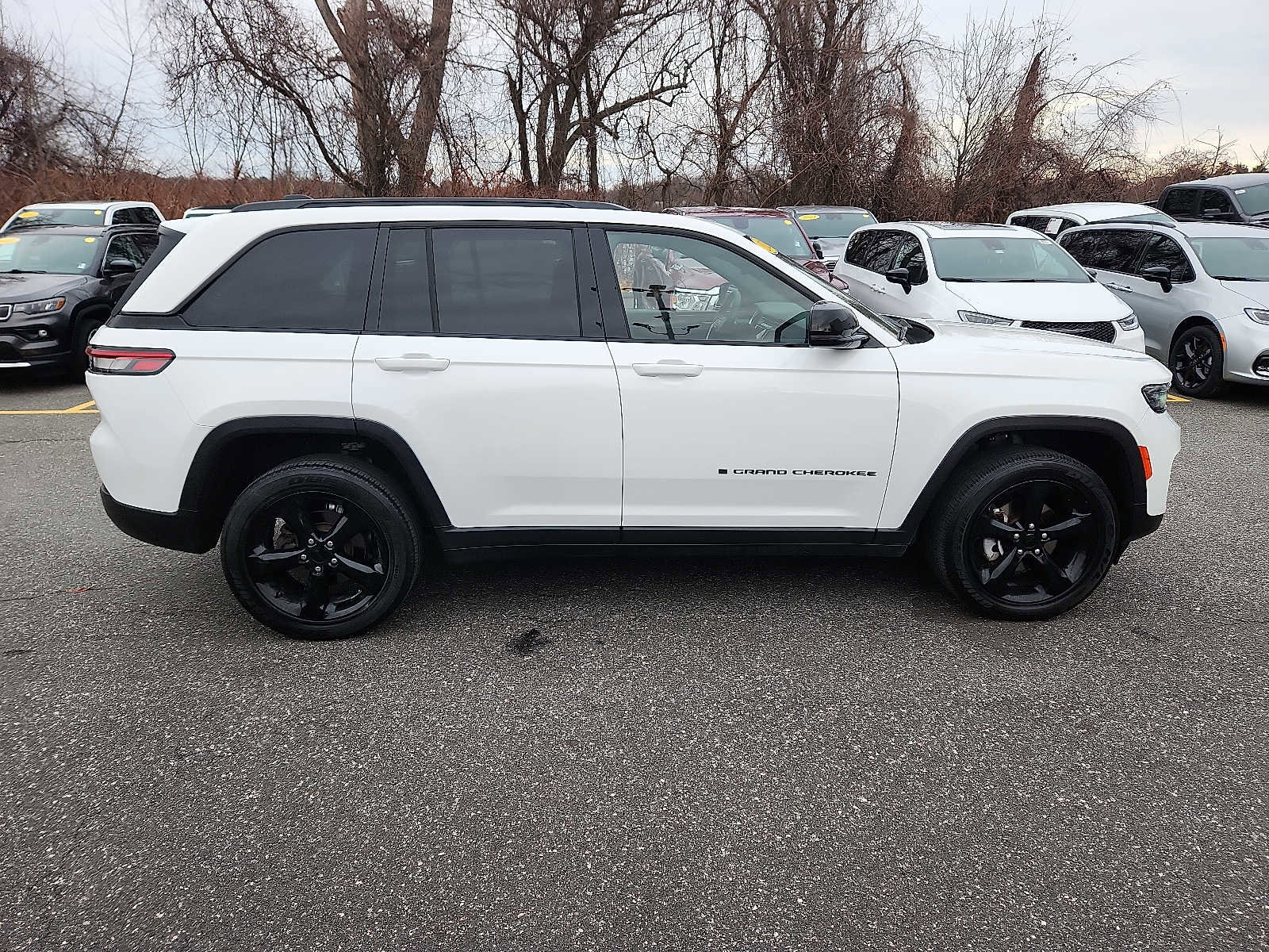 Used 2023 Jeep Grand Cherokee Altitude image 7