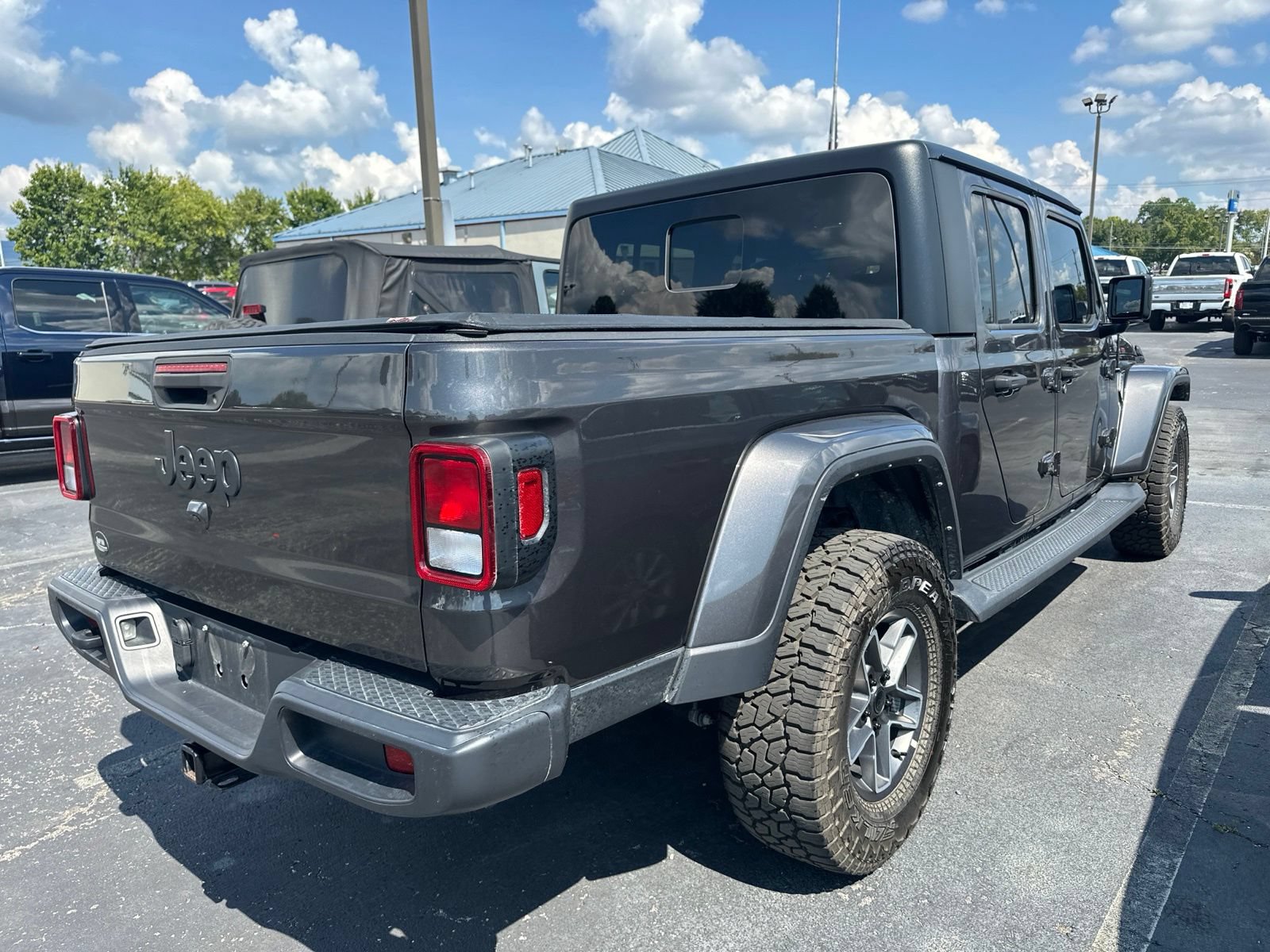 Used 2023 Jeep Gladiator Sport AWD/4WD image 4