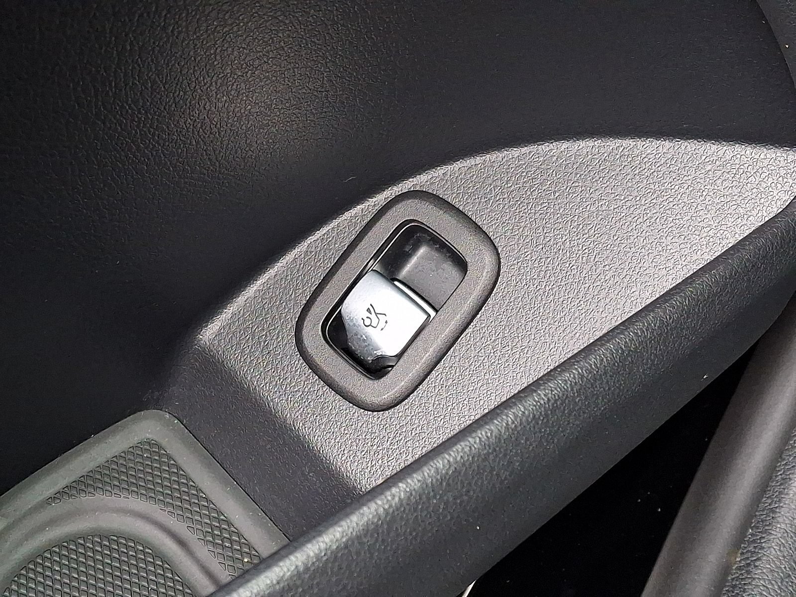 Used 2024 Mercedes-Benz GLC 300 4MATIC image 25