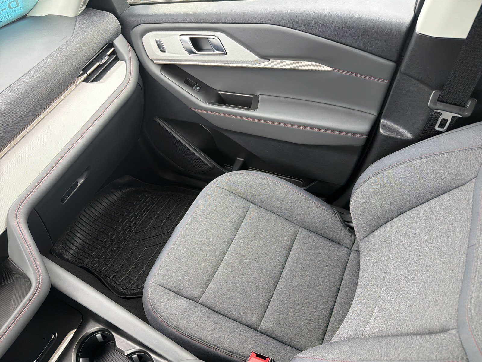 Used 2025 Ford Explorer Active AWD/4WD image 12