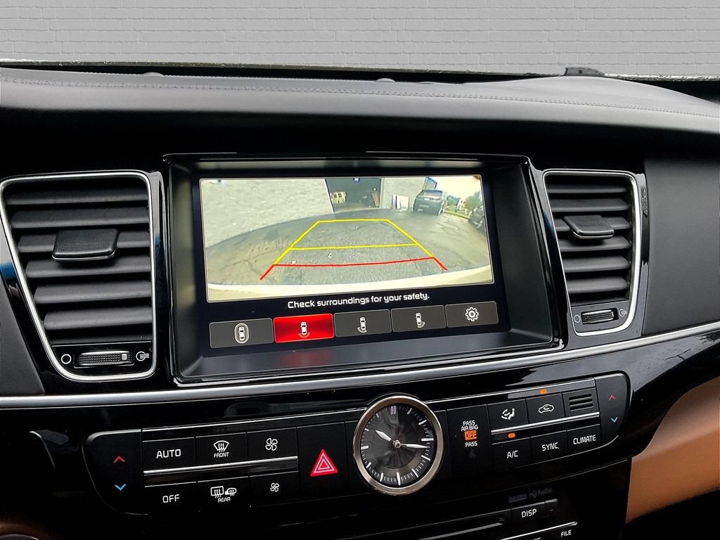 Used 2017 Kia K900 Luxury w/ VIP Package RWD image 13