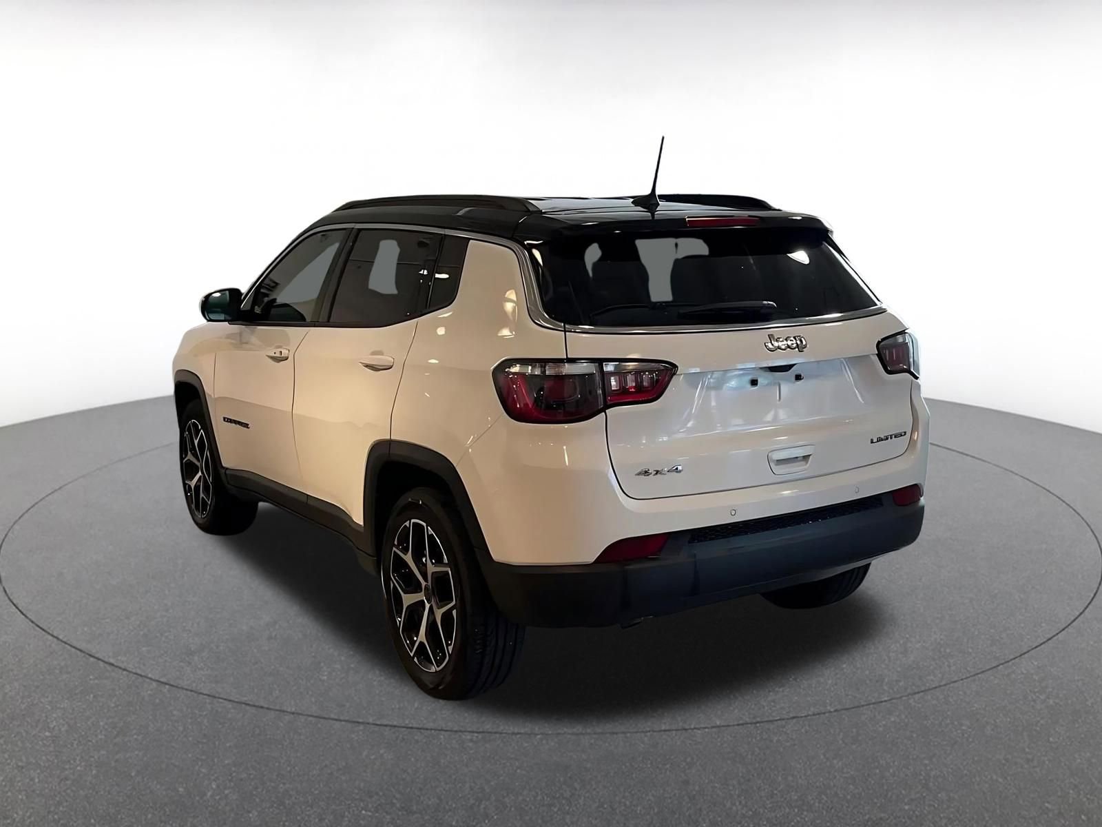 Used 2025 Jeep Compass Limited image 11