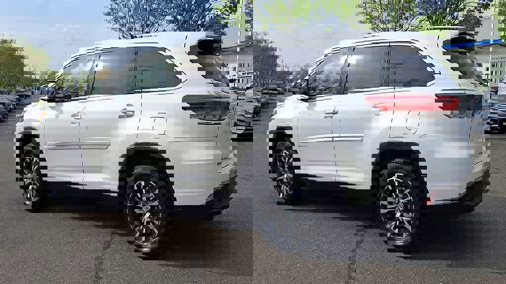 Used 2019 Toyota Highlander LE image 6