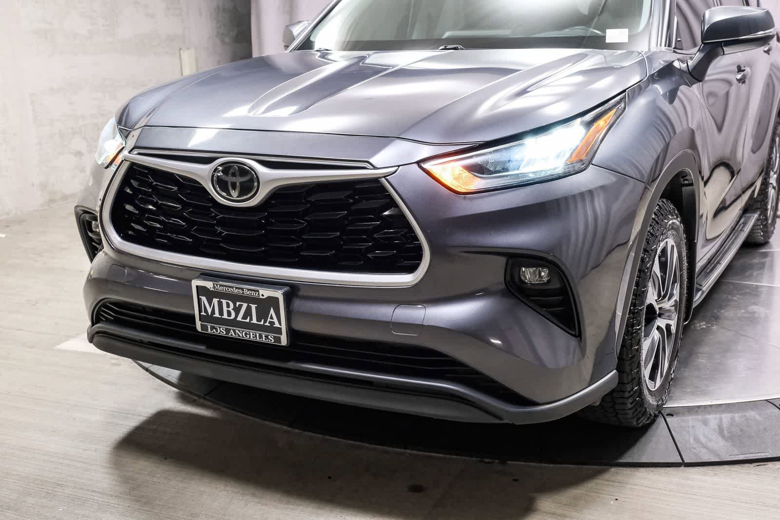 Used 2020 Toyota Highlander XLE AWD/4WD image 11