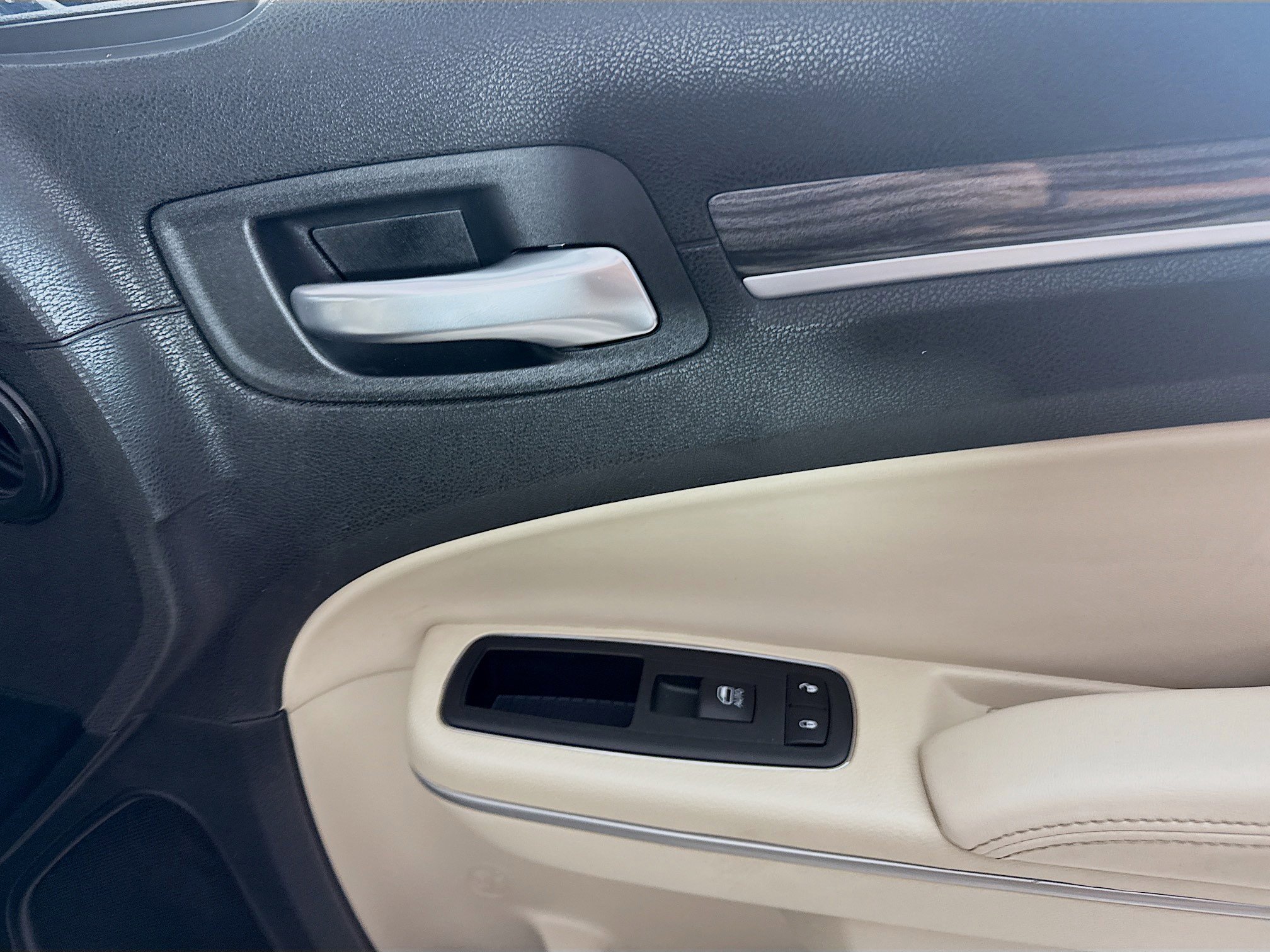 Used 2020 Chrysler 300 Touring image 31