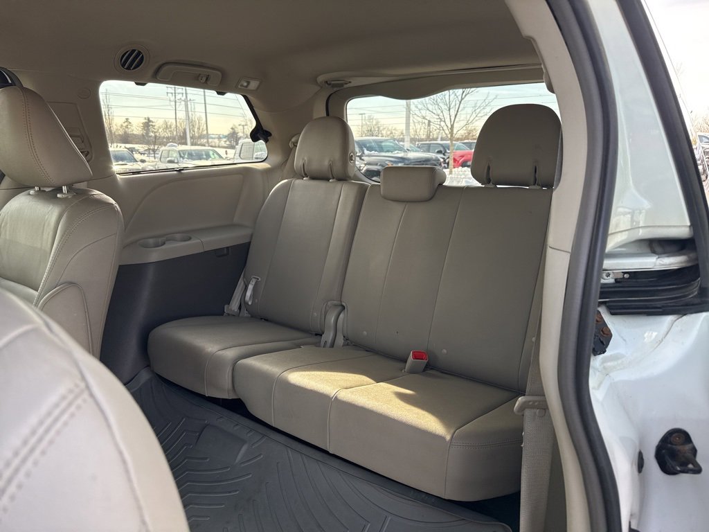 Used 2016 Toyota Sienna XLE Premium image 11
