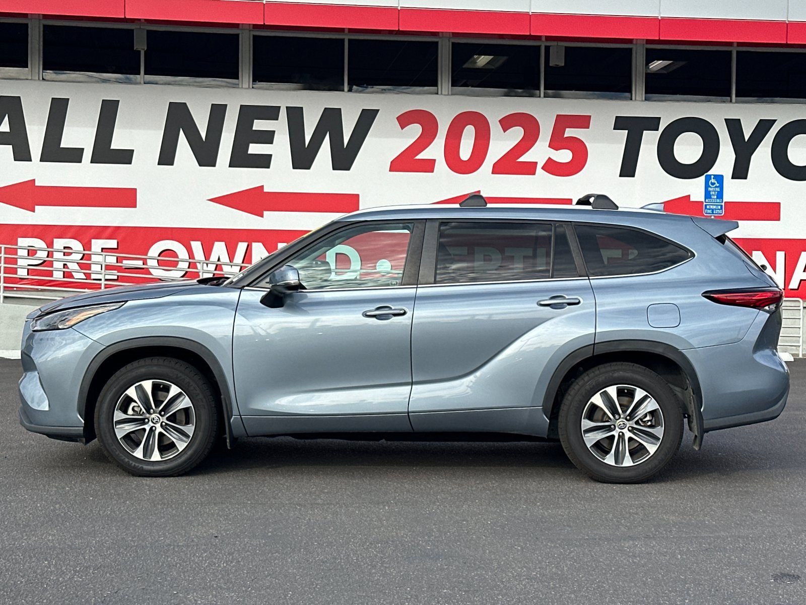 Used 2023 Toyota Highlander XLE video 2