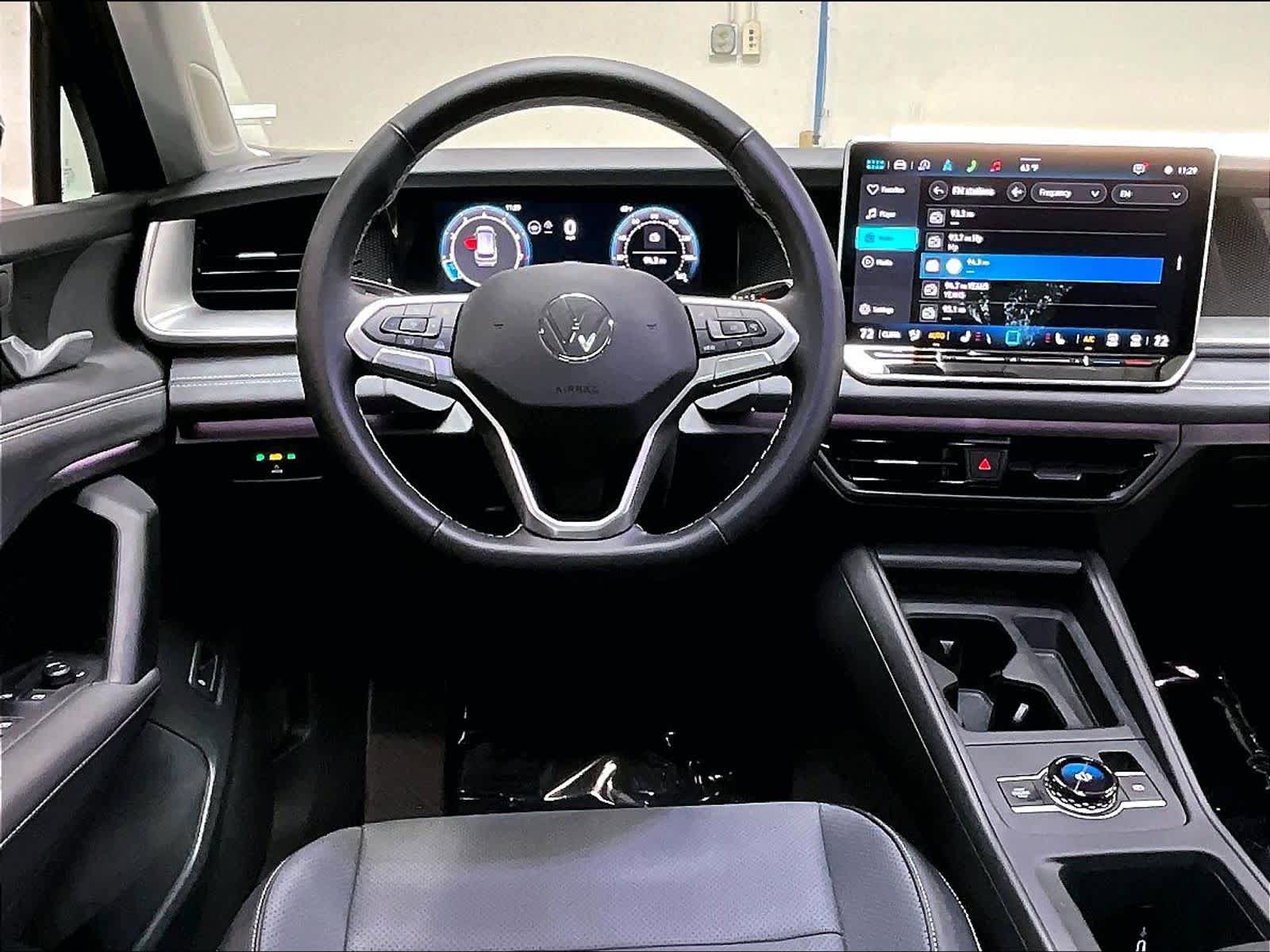 Used 2025 Volkswagen Tiguan SE w/ Panoramic Sunroof Package image 7