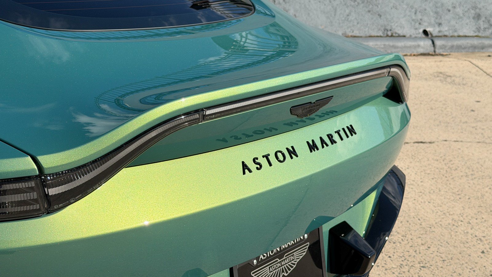 Used 2023 Aston Martin V8 Vantage Coupe RWD image 8