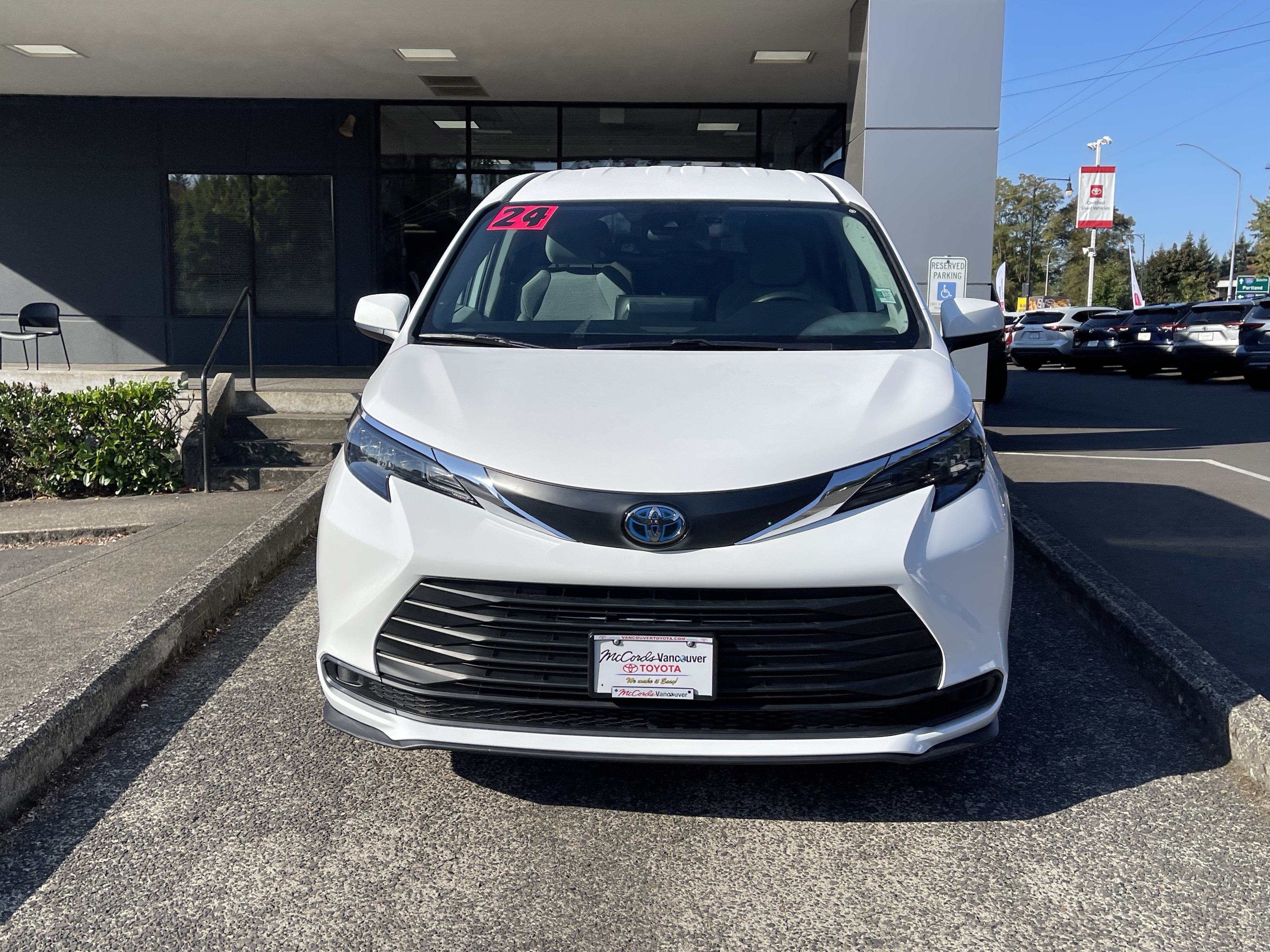 Certified 2024 Toyota Sienna LE AWD/4WD image 2