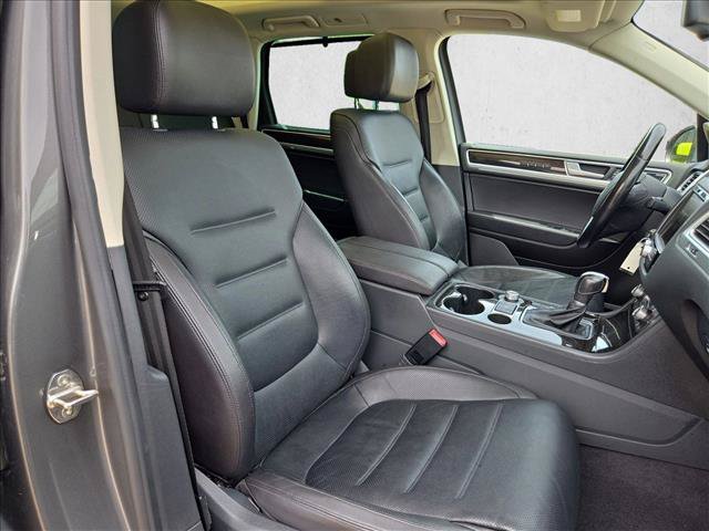 Used 2016 Volkswagen Touareg Executive AWD/4WD image 22
