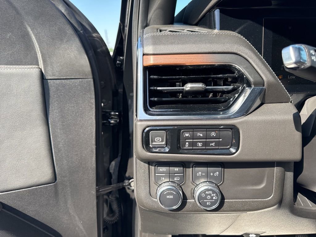 Used 2025 GMC Yukon XL Denali AWD/4WD image 12