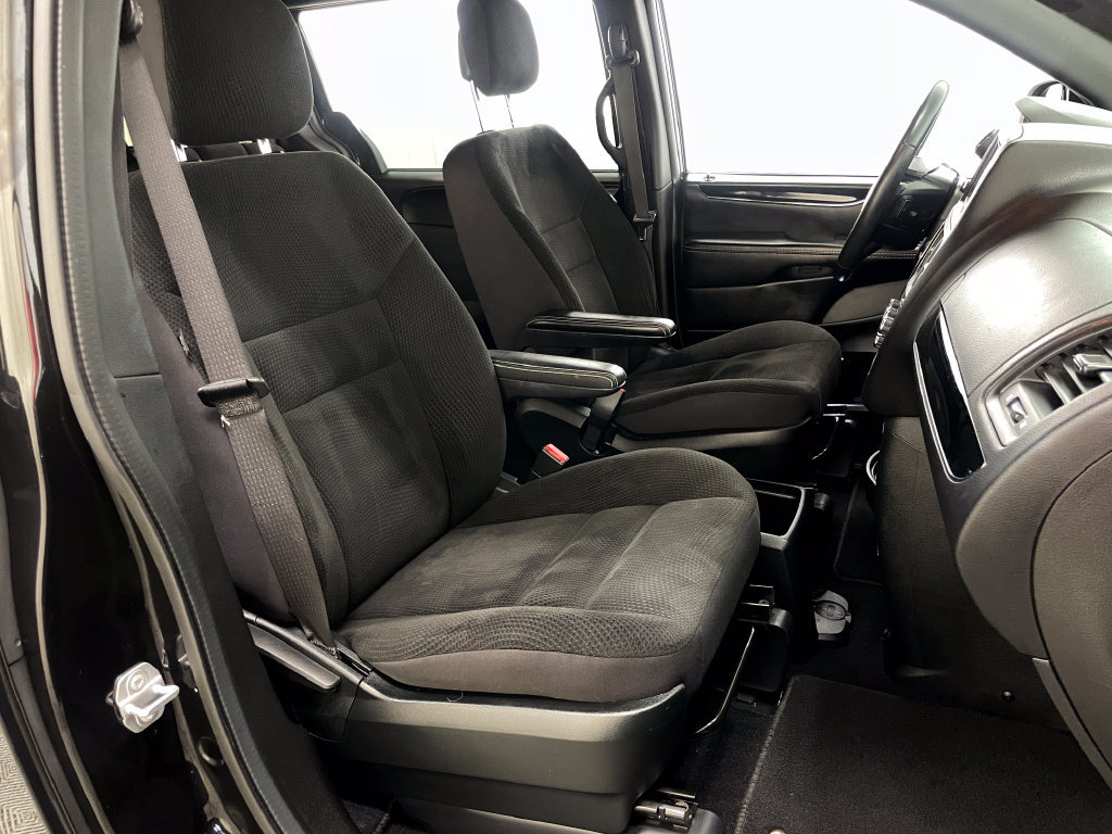 Used 2018 Dodge Grand Caravan SE FWD image 36