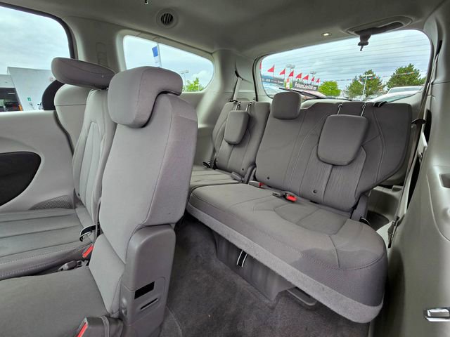 Used 2017 Chrysler Pacifica Touring w/ Tire & Wheel Group FWD image 28