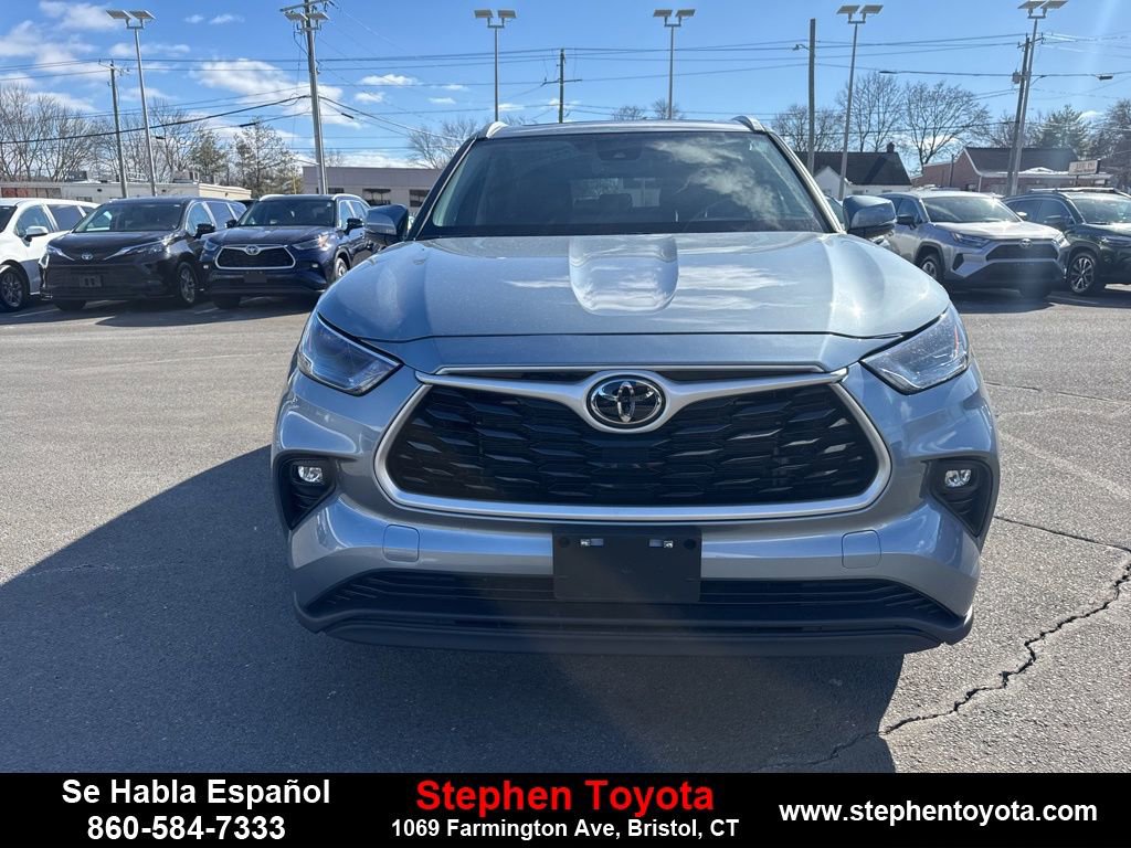 Used 2023 Toyota Highlander XLE AWD/4WD image 2
