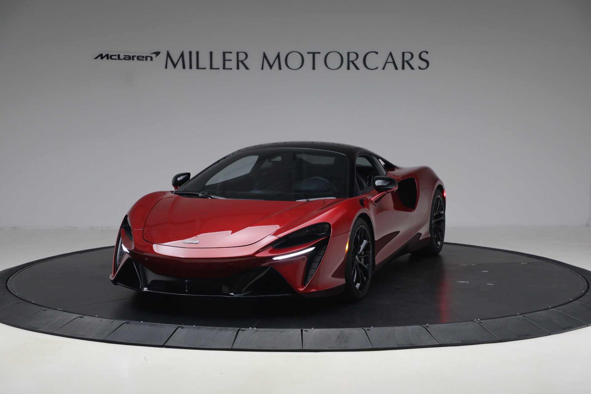 Used 2024 McLaren Artura RWD image 1