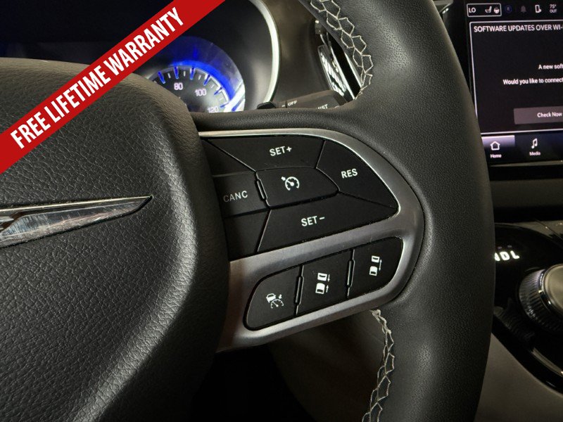 Used 2023 Chrysler Pacifica Touring-L FWD image 39