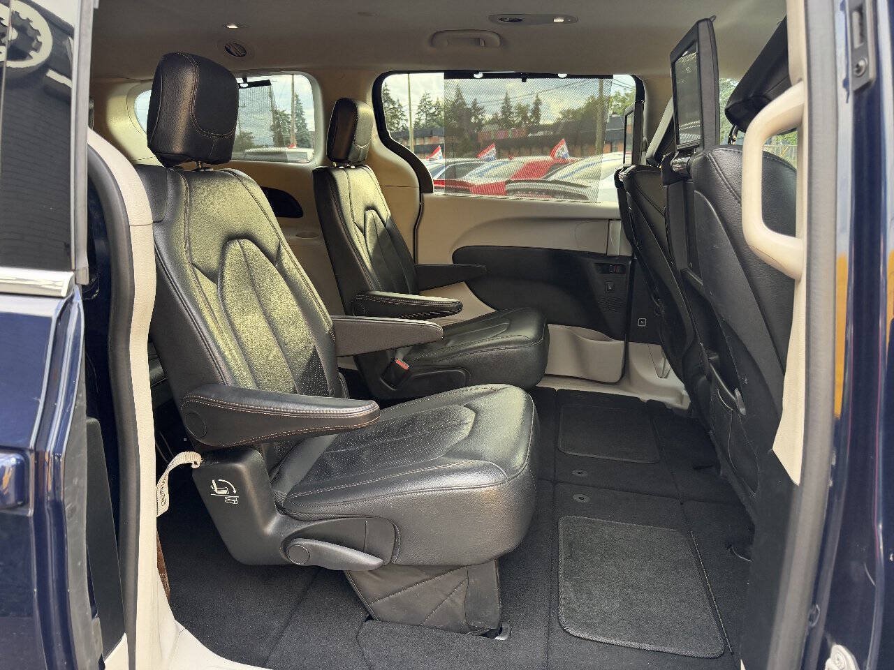 Used 2017 Chrysler Pacifica Touring-L Plus w/ Tire & Wheel Group FWD image 16