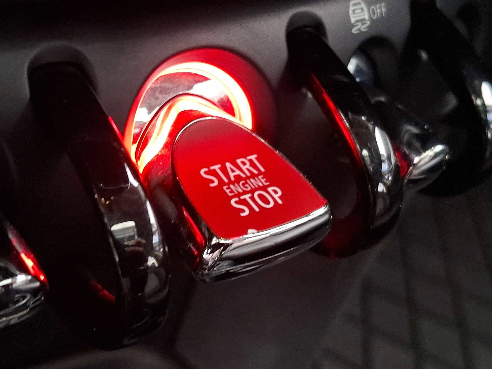 Used 2019 MINI Cooper 4-Door Hardtop w/ Signature Upholstery Package image 23