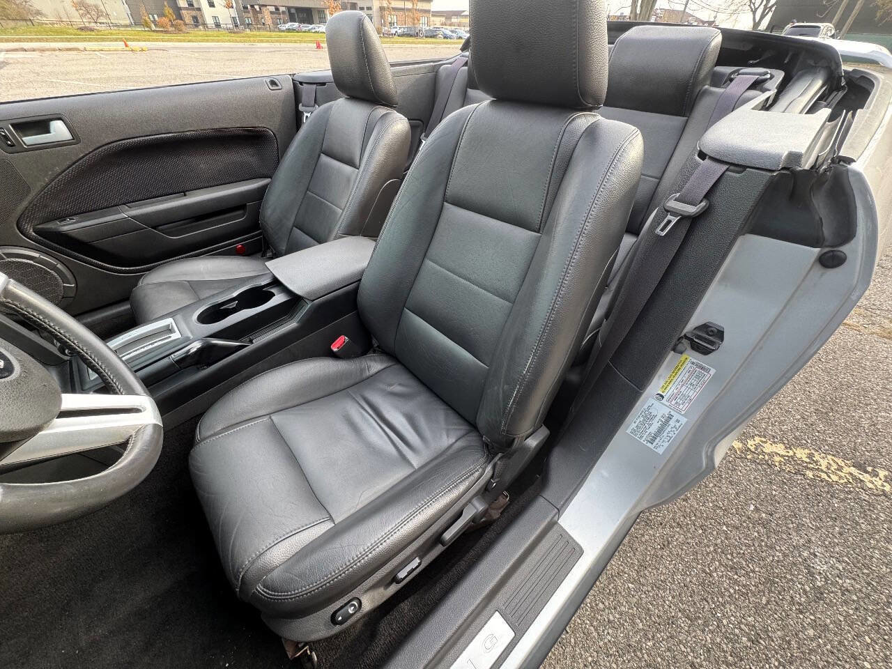 Used 2005 Ford Mustang Convertible image 29