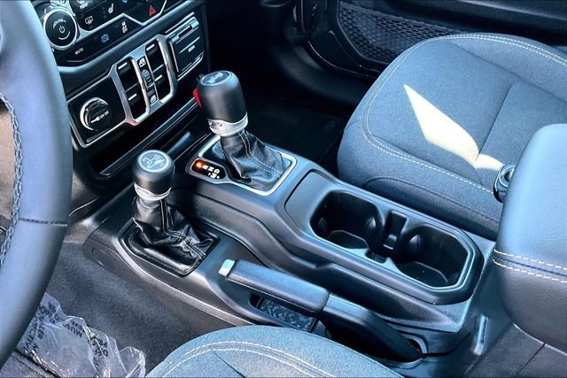 Used 2025 Jeep Wrangler Unlimited Sahara AWD/4WD image 17