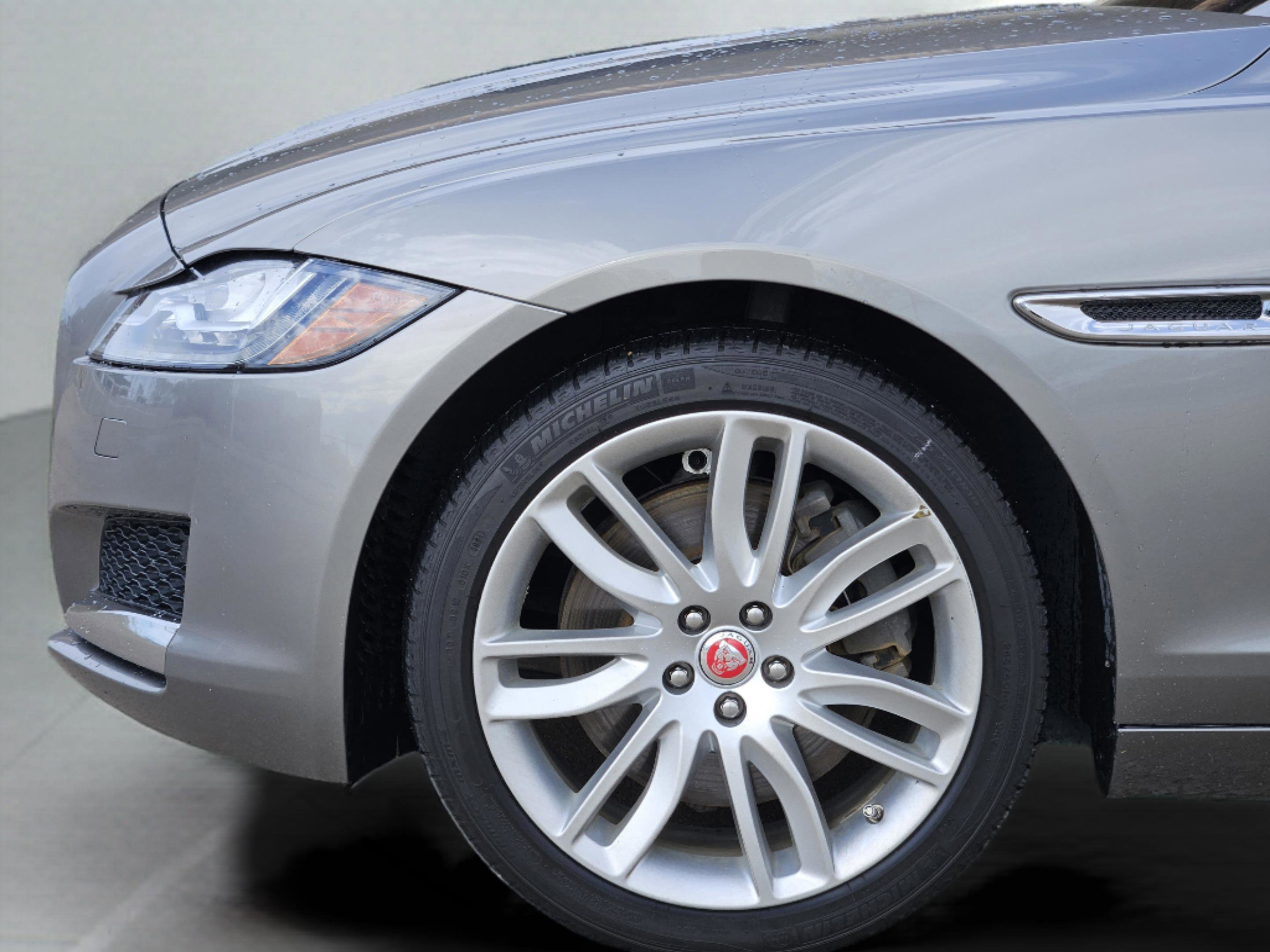 Used 2017 Jaguar XF Prestige image 12