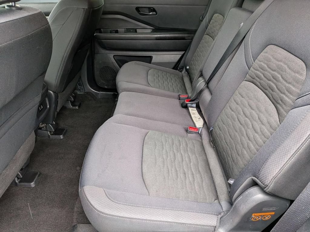 Used 2025 Nissan Pathfinder SV AWD/4WD image 38