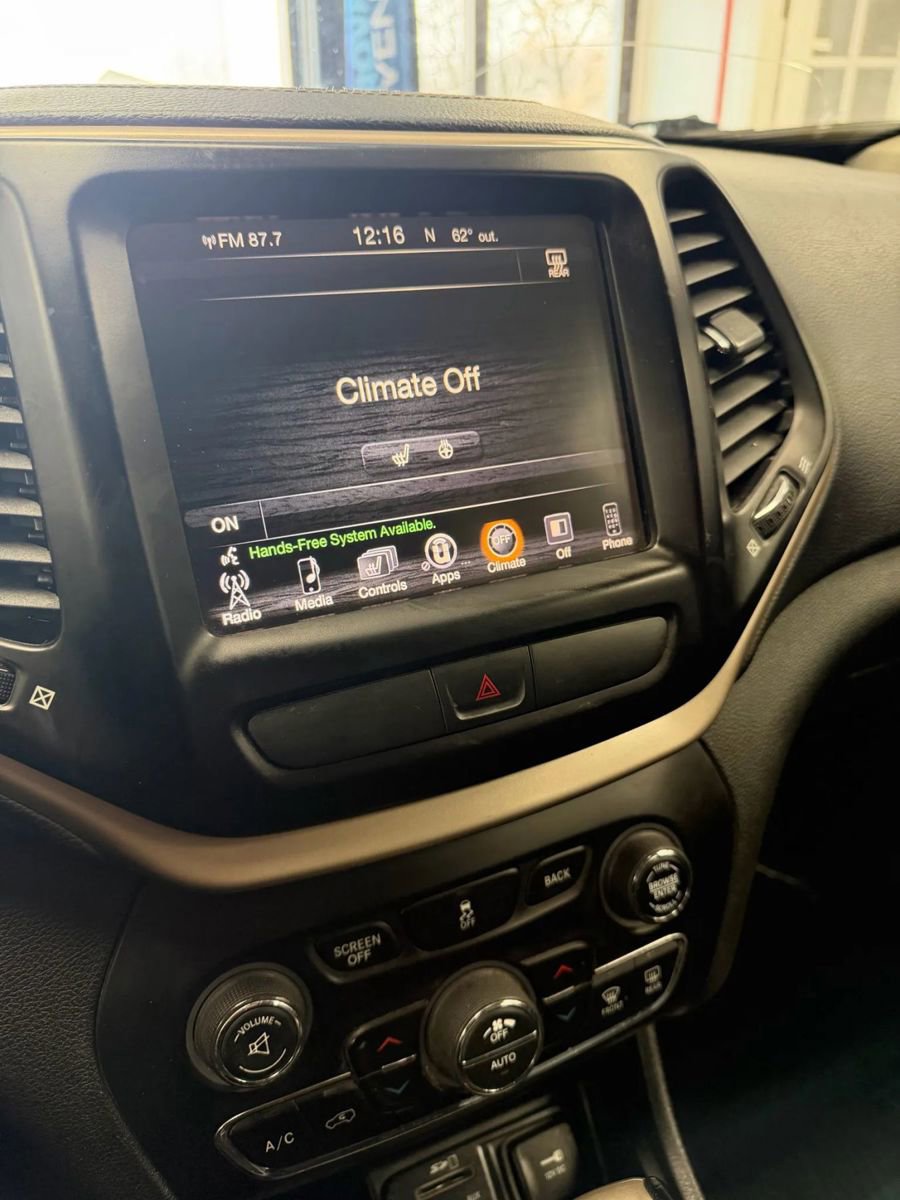 Used 2015 Jeep Cherokee Limited image 24