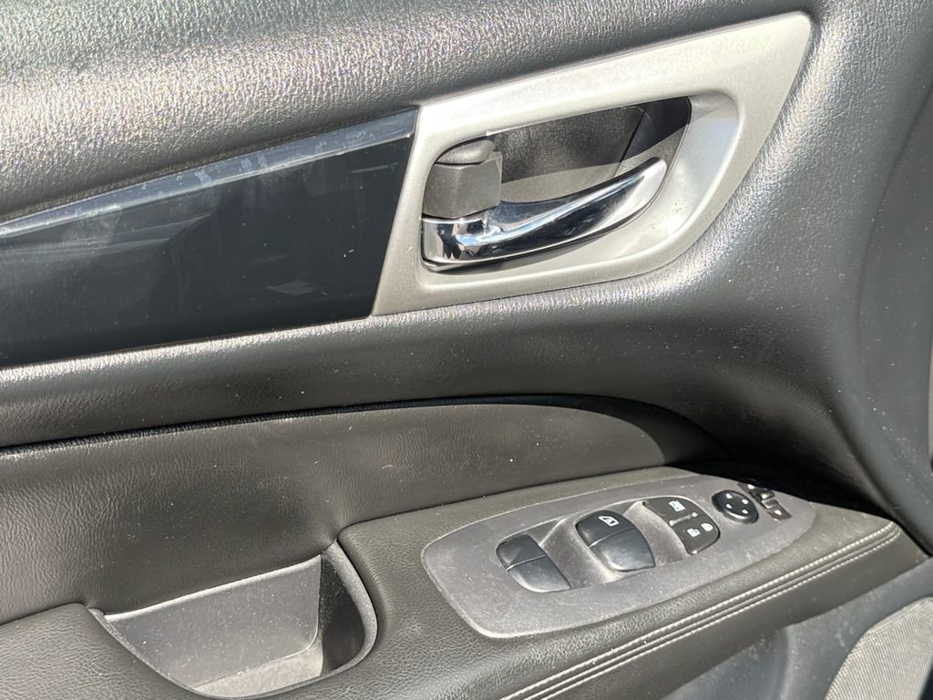 Used 2019 Nissan Pathfinder S image 11