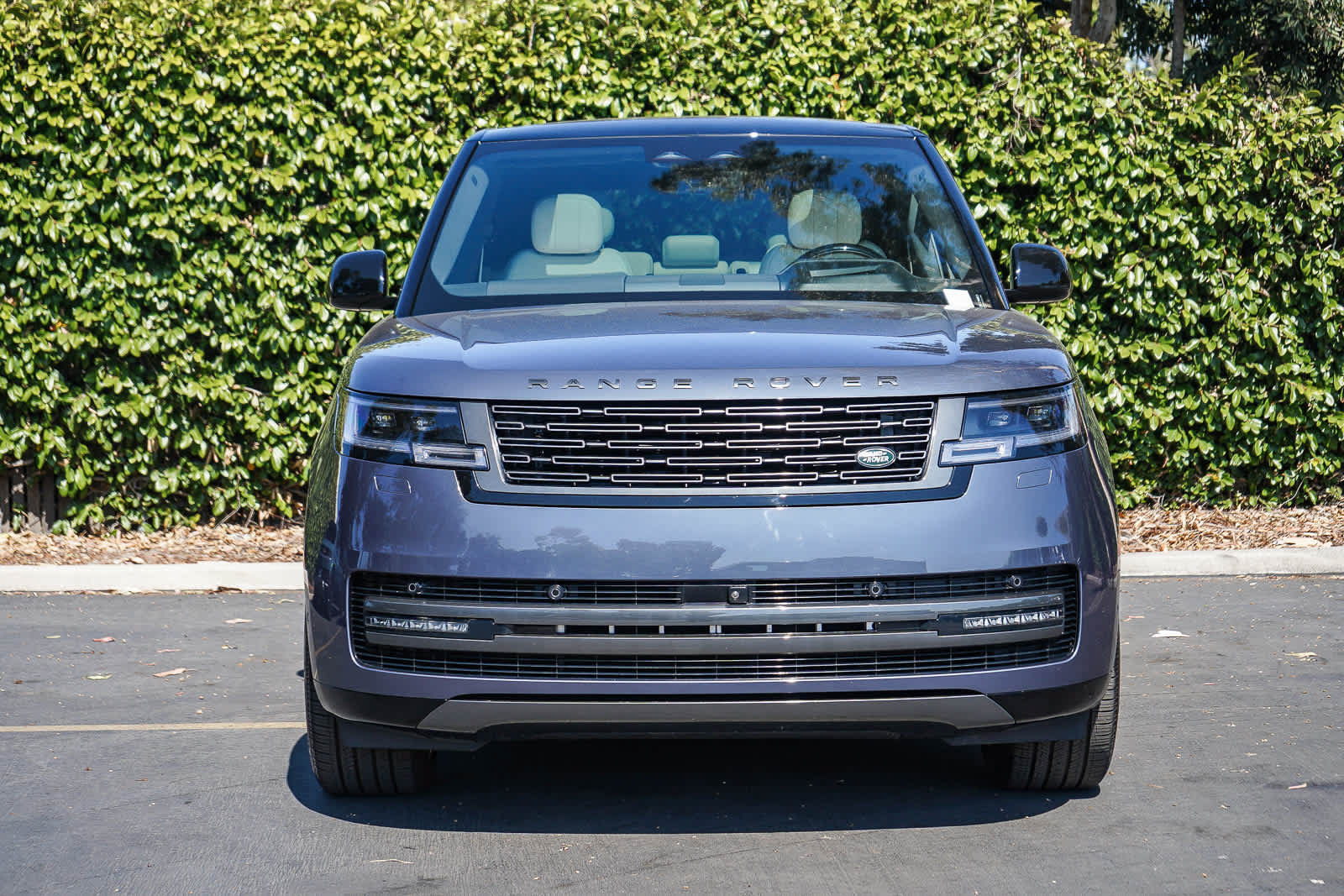 Used 2025 Land Rover Range Rover SE AWD/4WD image 2