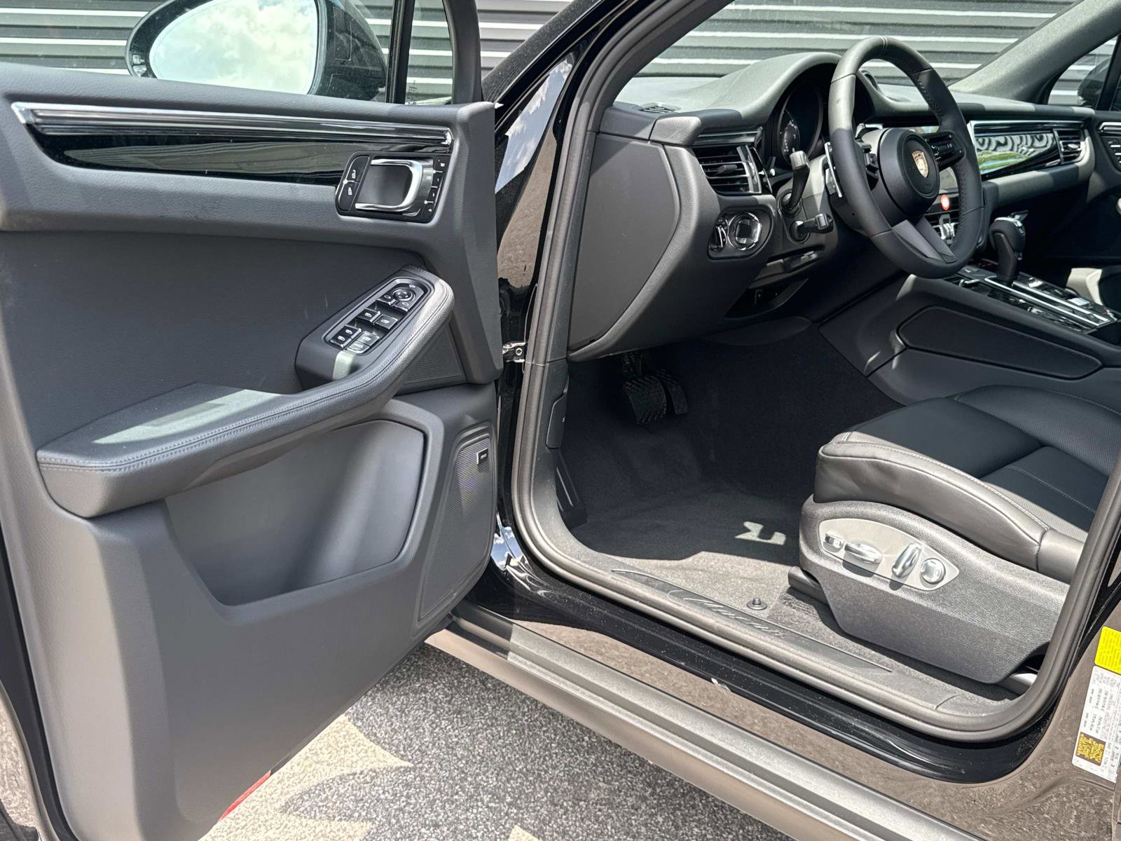 Used 2025 Porsche Macan image 15