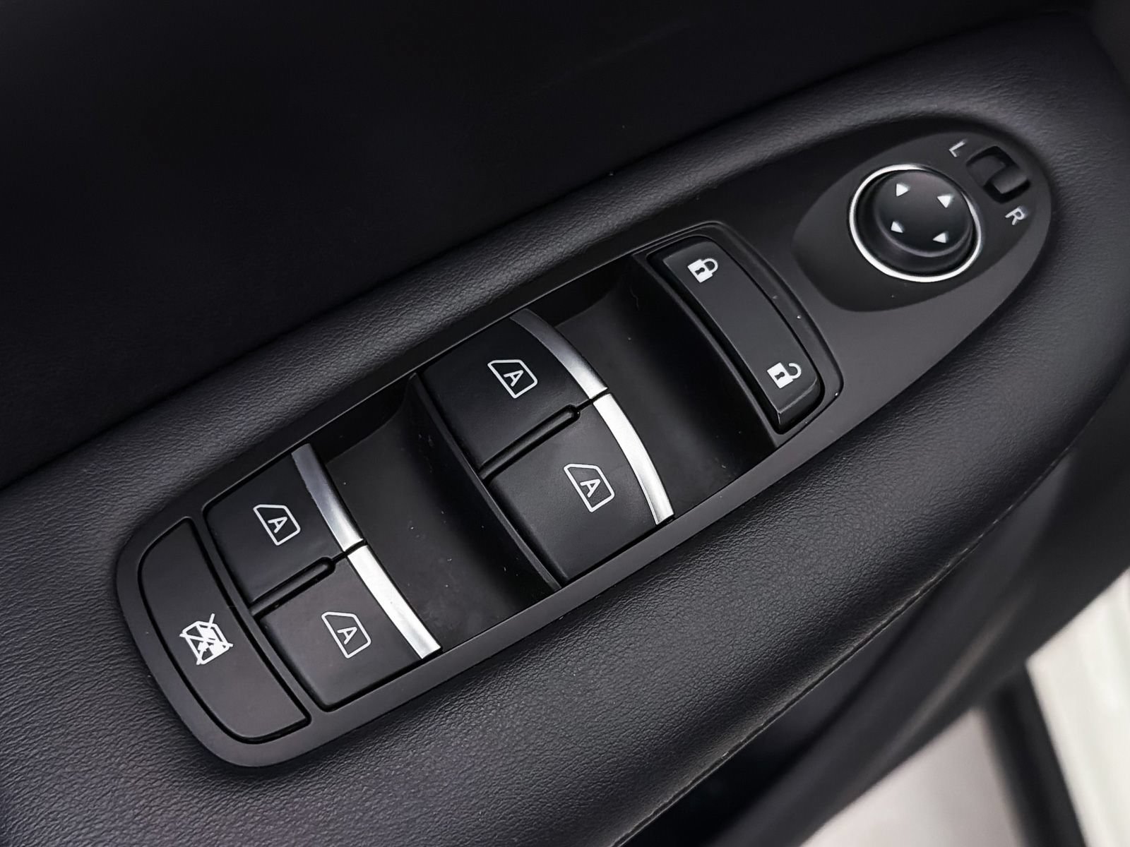 Used 2021 INFINITI QX50 Luxe w/ Appearance Package FWD image 18