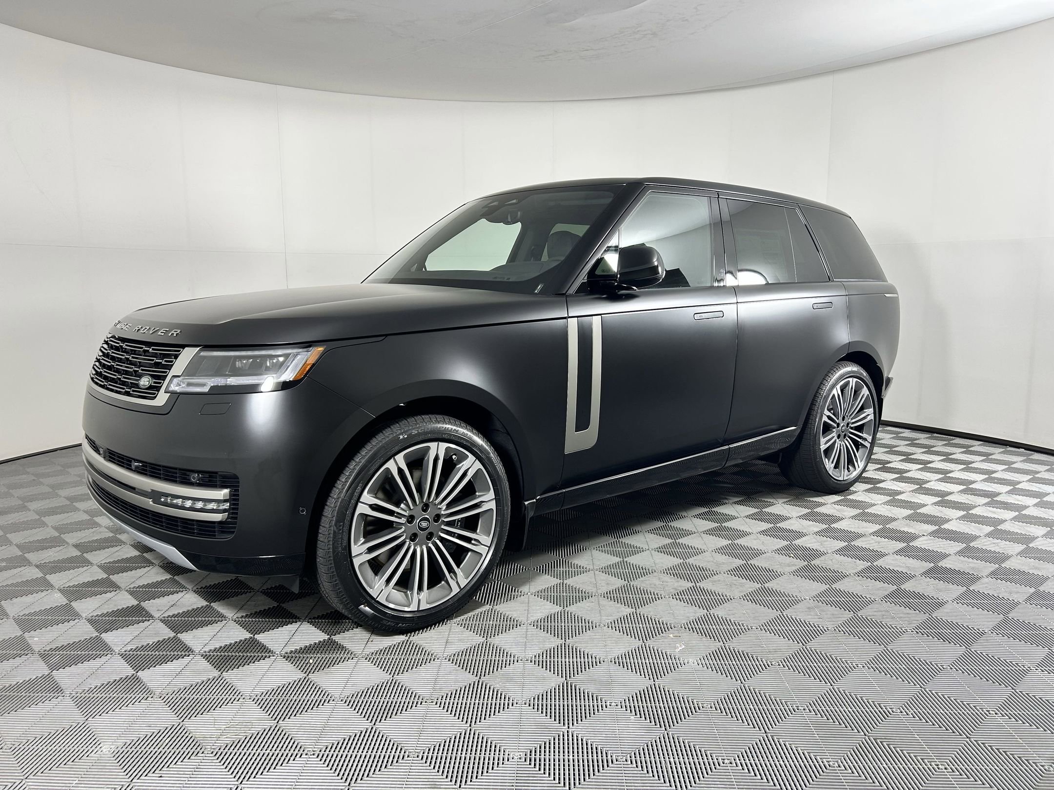 New 2025 Land Rover Range Rover SE