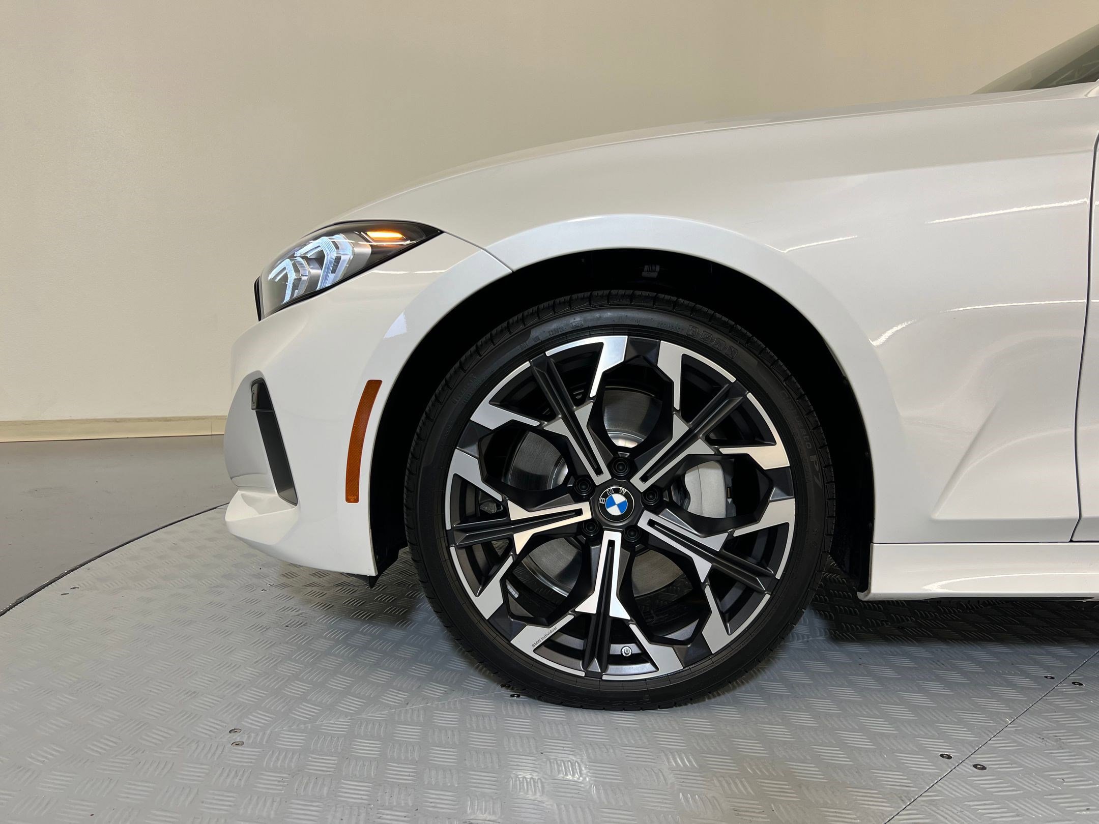 Used 2025 BMW 330i xDrive Sedan w/ Premium Package AWD/4WD image 10