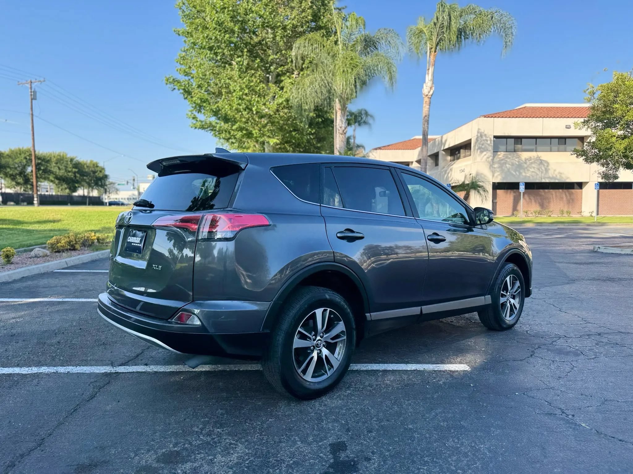 Used 2018 Toyota RAV4 XLE w/ Carpet Mat Package FWD image 24