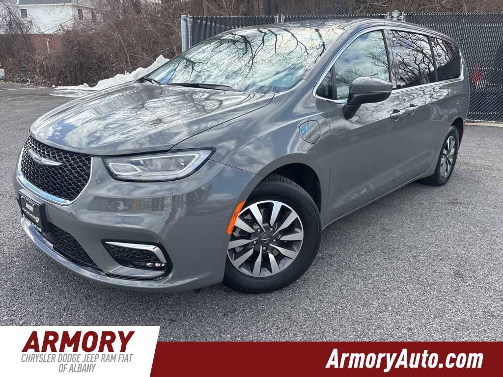 Used 2023 Chrysler Pacifica Touring-L w/ Uconnect Theater Family Group image 1