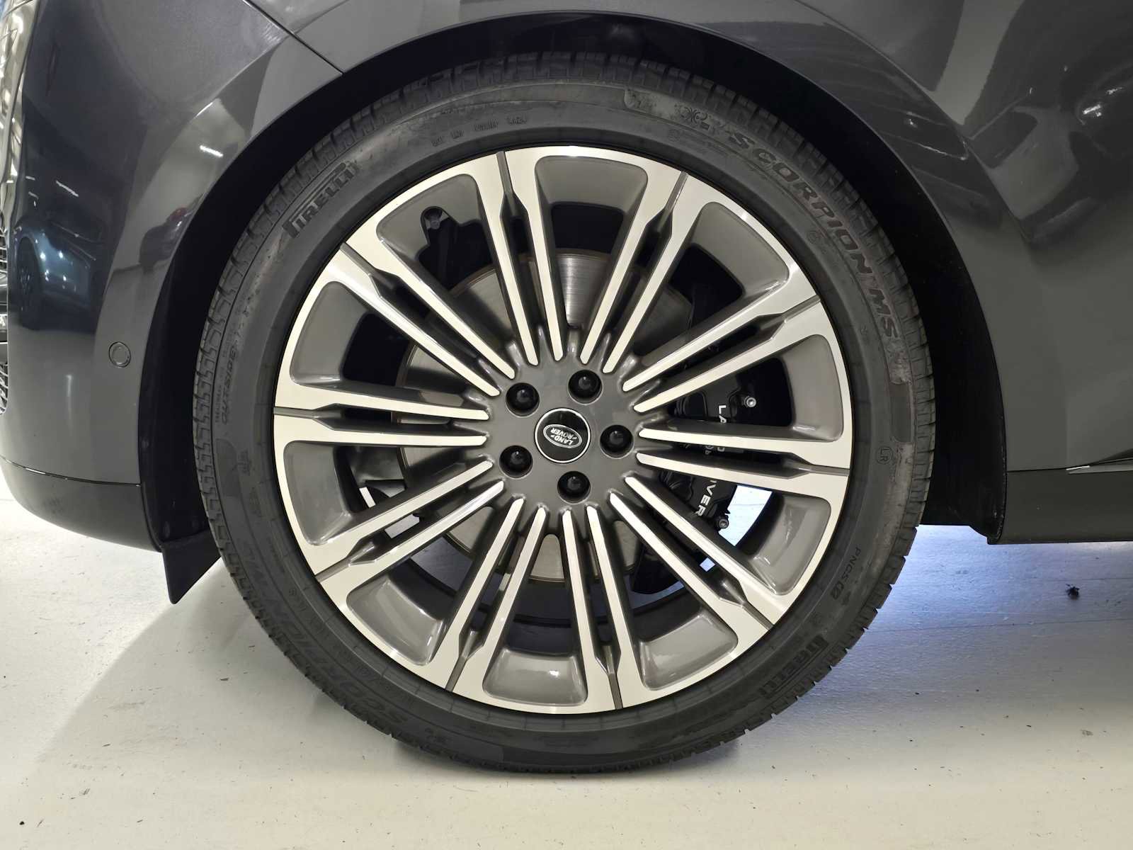 New 2025 Land Rover Range Rover Long Wheelbase SE image 9
