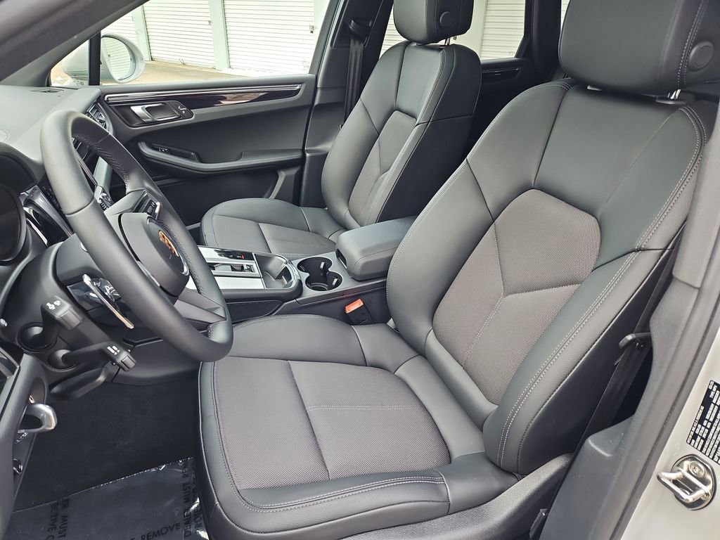 Certified 2025 Porsche Macan image 5