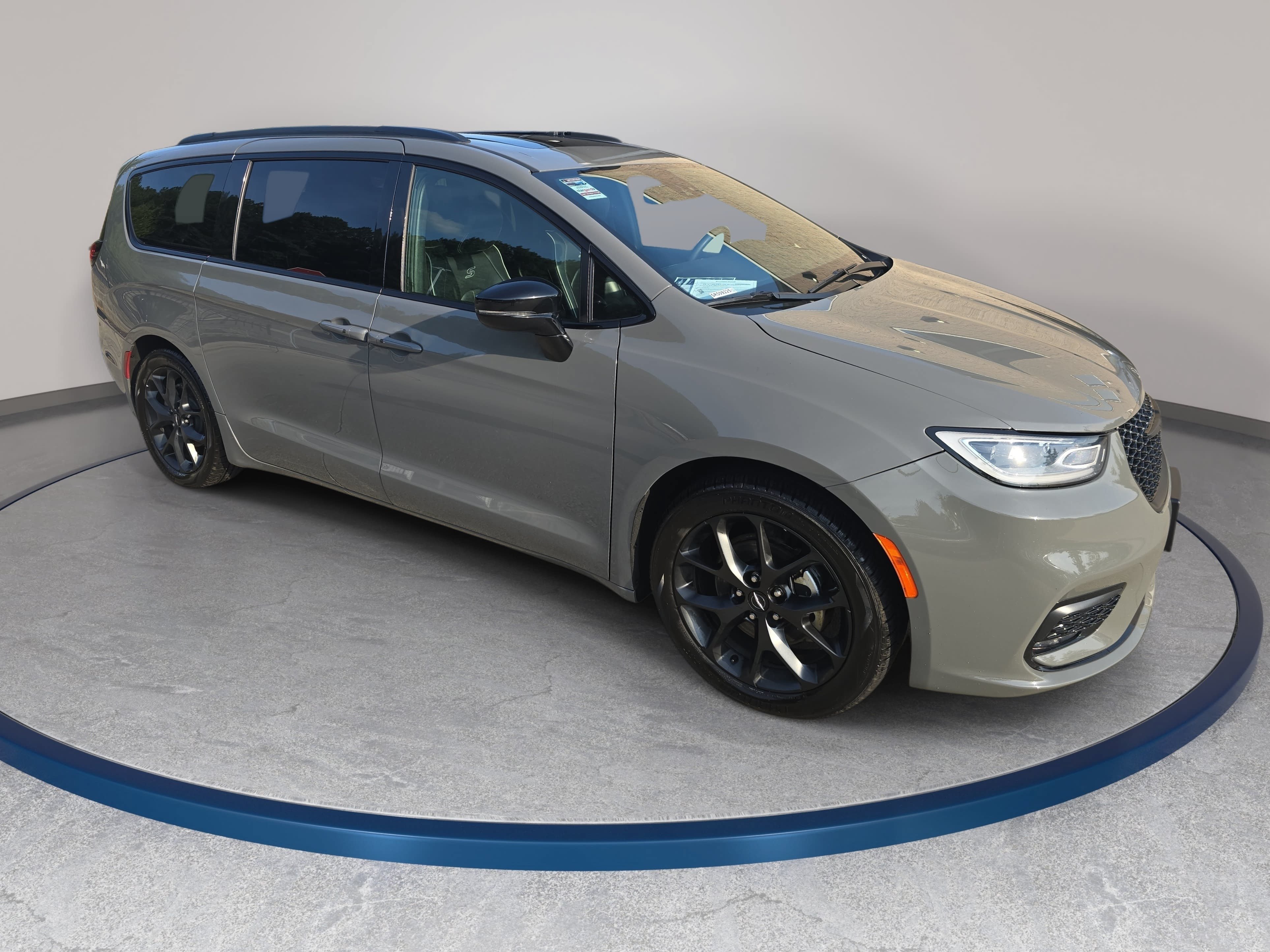 Used 2025 Chrysler Pacifica Limited FWD image 3