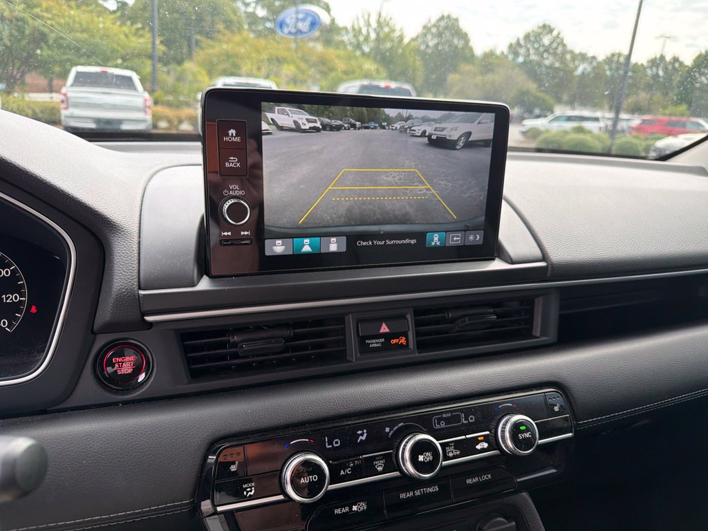 Used 2025 Honda Pilot Touring image 3