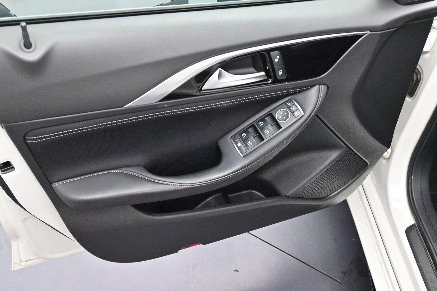 Used 2018 INFINITI QX30 FWD image 9