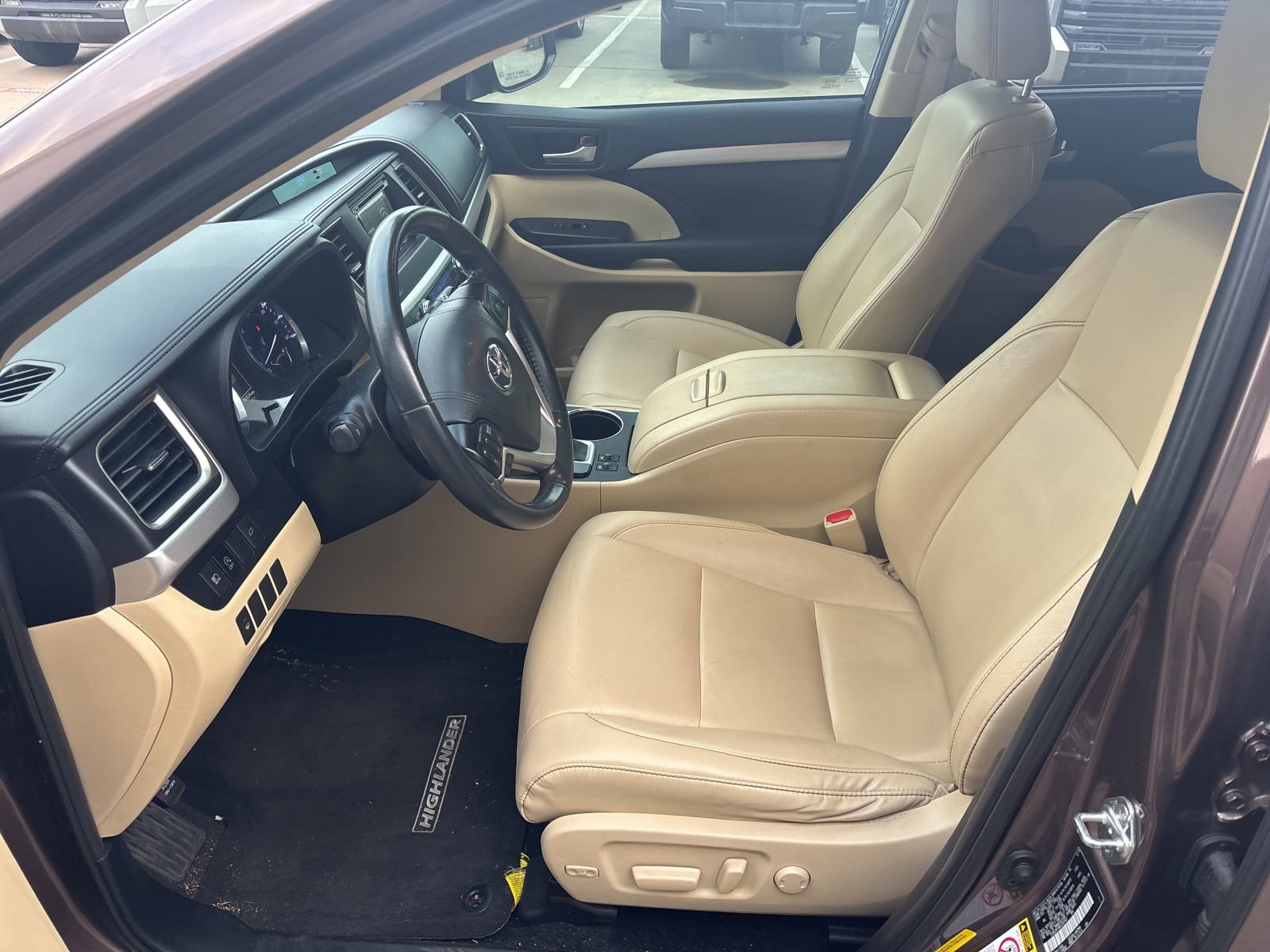 Used 2019 Toyota Highlander XLE image 2