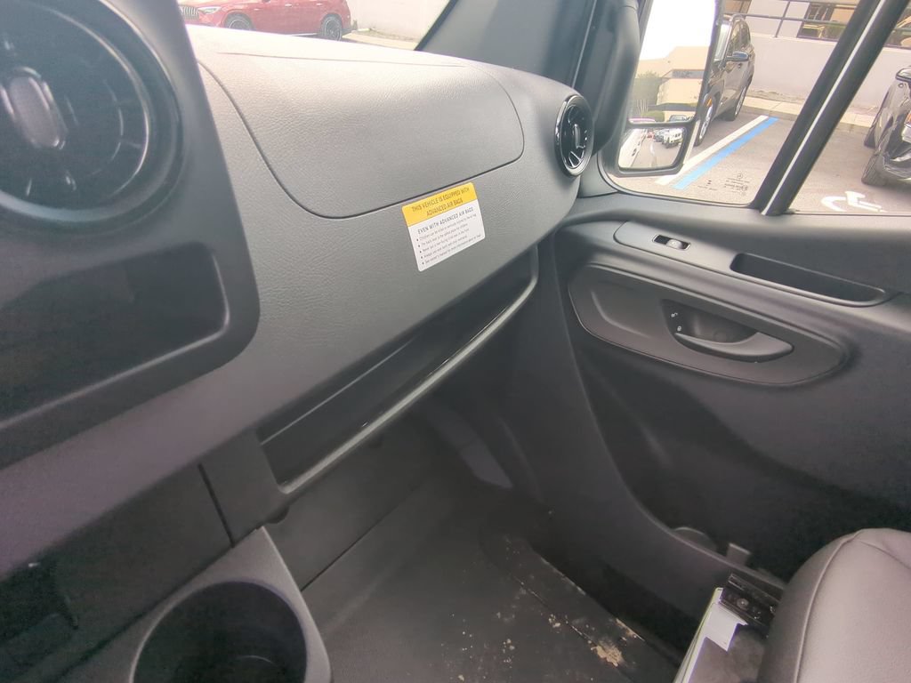 Used 2025 Mercedes-Benz Sprinter 2500 image 4