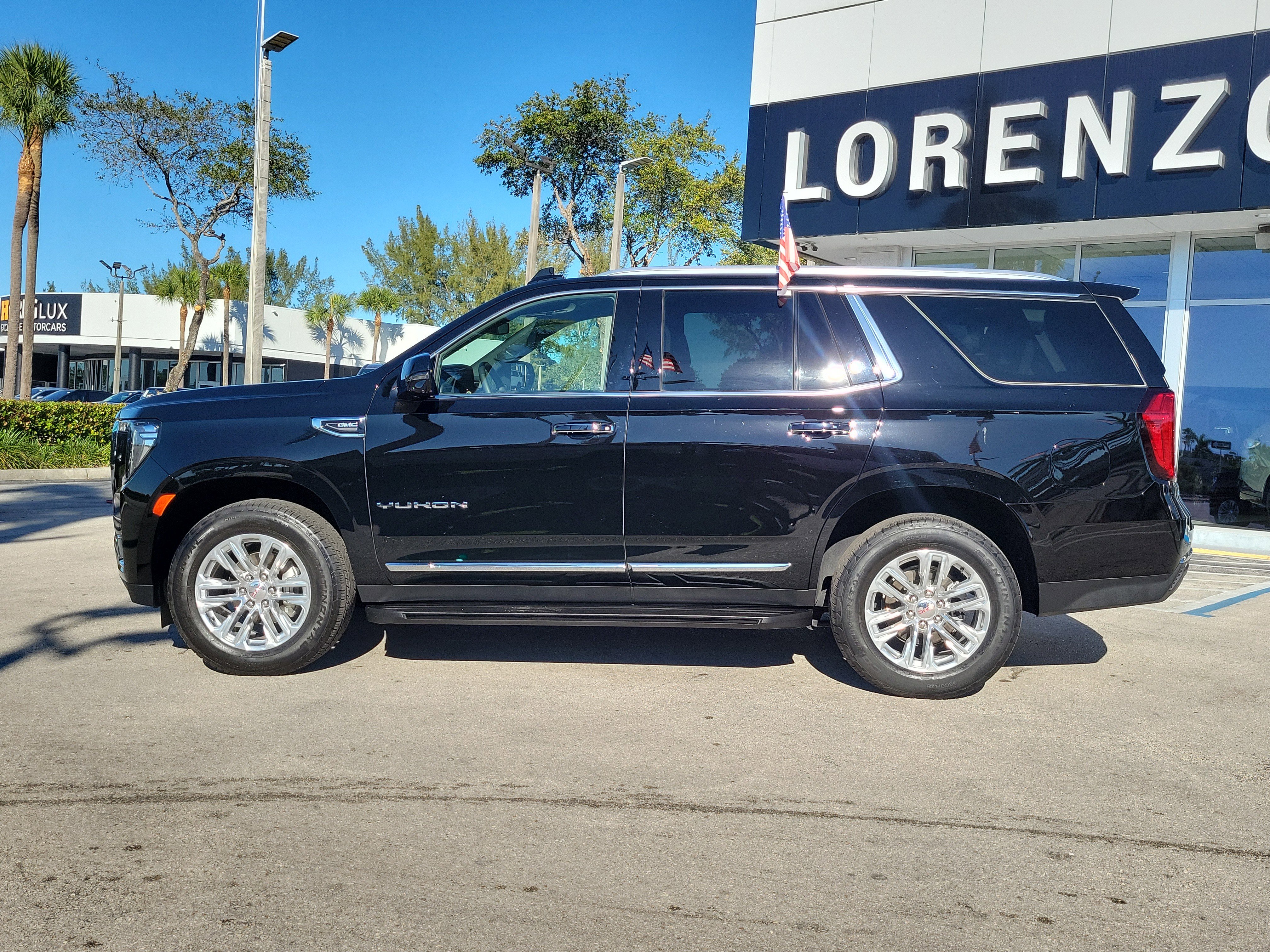 Used 2024 GMC Yukon SLT w/ SLT Luxury Package image 8